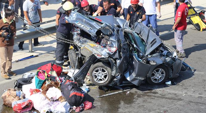 Otomobil iki TIR'ın arasında sıkıştı: 2 ölü