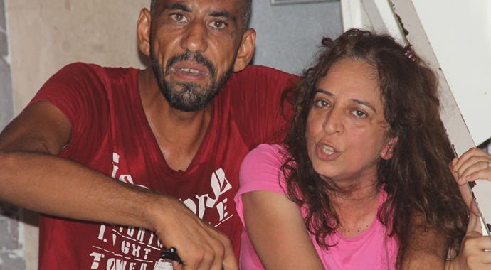 Ablasının boğazına bıçak dayayıp rehin aldı