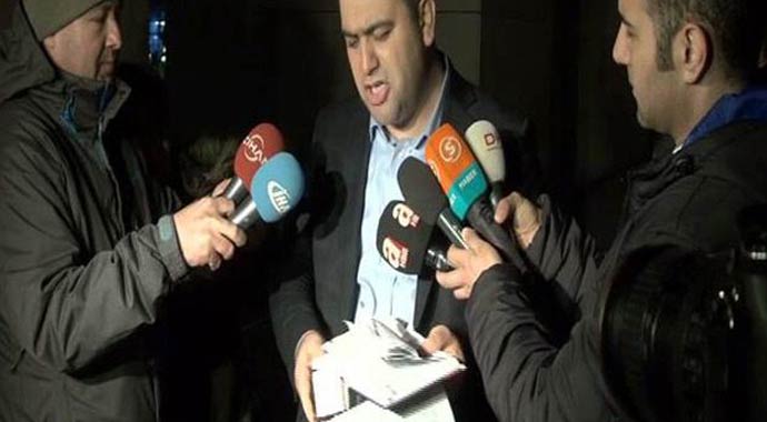 Akyürek'in avukatı adliye önünde TCK kitabını yırttı