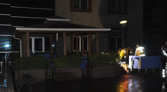 Adliye bahçesinde kendini astı