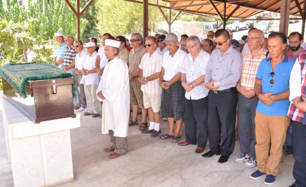 Komedyen Yalçın Otağı gözyaşları içinde toprağa verildi