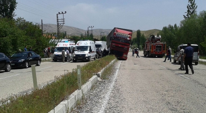 Otomobil TIR'ın altına girdi: 8 yaralı
