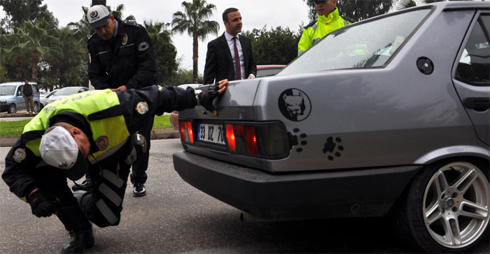 Trafik denetiminde polisi bile şaşırtan egzozlar