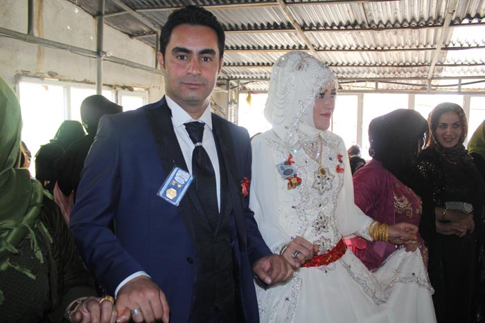 Ağlayarak geldiği Hakkari'de telli duvaklı gelin oldu
