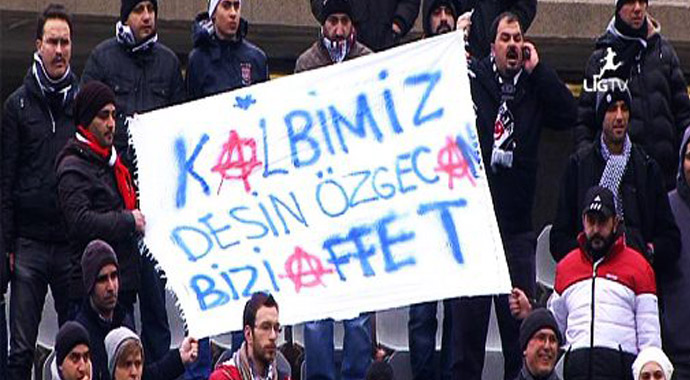 Beşiktaş taraftarı Özgecan'ı unutmadı! İşte o pankart...