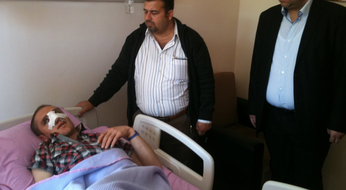 AK Parti afişi dağıtan gençleri bayılana kadar dövdüler