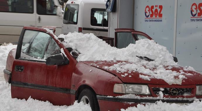 Çatıdan düşen kütle, otomobili hurdaya çevirdi