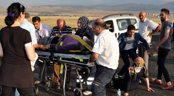 Erzurum'da korkunç kaza: 2 ölü, 5 ağır yaralı