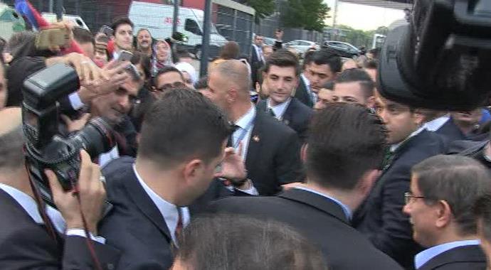 Başbakan Davutoğlu, izdihamdan zor kurtuldu