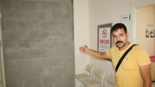 Maaşları kesilince duvarı ikiye böldüler