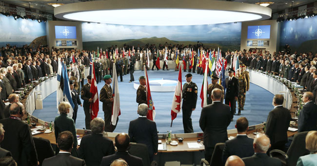 NATO Zirvesi'nde liderler aile fotoğrafında buluştu