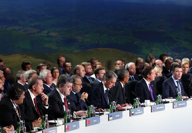 NATO Zirvesi'nde liderler aile fotoğrafında buluştu
