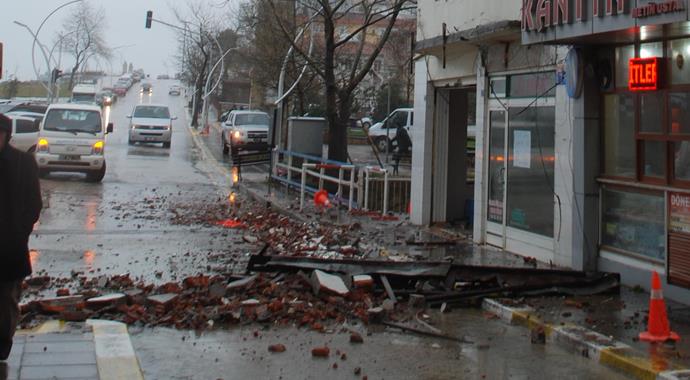 Akçakoca'da dalgaların yüksekliği 6 metreye ulaştı