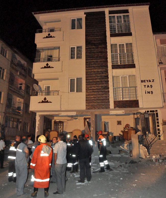 Doğalgaz kutusu bomba gibi patladı: 5 yaralı
