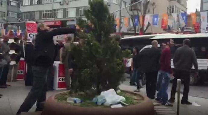 CHP'liler İstanbul'da AK Parti standını bastı!