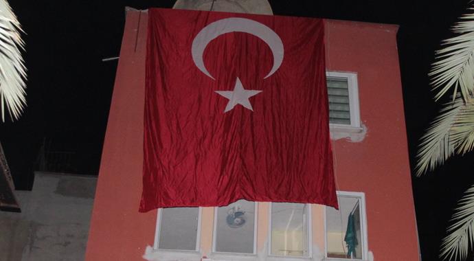 Alanya'da HDP tabelası söküldü, Türk bayrağı asıldı