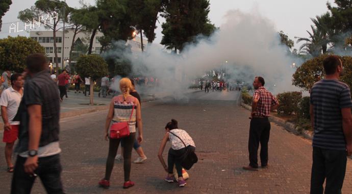 Alanya'da HDP tabelası söküldü, Türk bayrağı asıldı