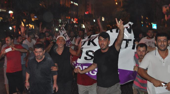 Alanya'da HDP tabelası söküldü, Türk bayrağı asıldı