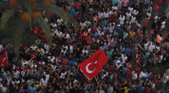 Alanya'da HDP tabelası söküldü, Türk bayrağı asıldı