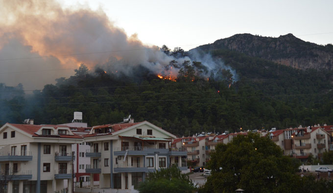 Marmaris'te büyük orman yangını! Evler tahliye ediliyor
