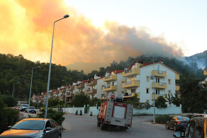 Marmaris'te büyük orman yangını! Evler tahliye ediliyor