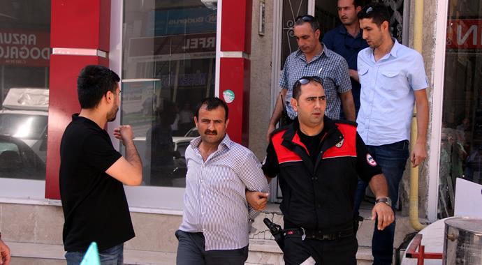 Bankaya girmeye çalışan kara çarşaflı 2 erkek şüpheli yakalandı