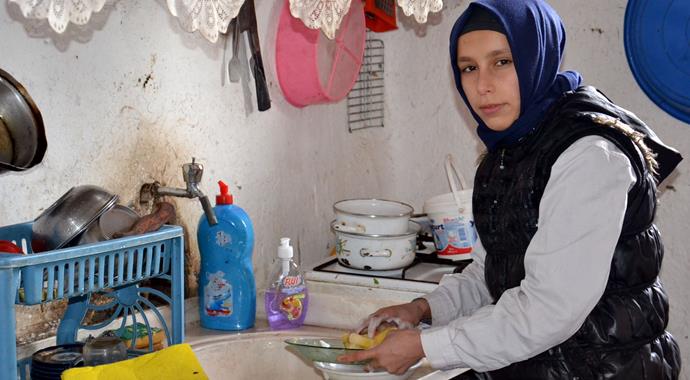 Kardeşlerine 'annelik' yapıyor