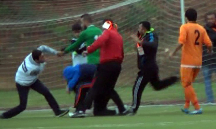 Amatör maçta tekmeli, yumrulu penaltı kavgası