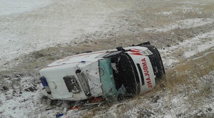 Hasta taşıyan ambulans devrildi: 5 yaralı
