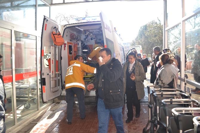 Yolcu otobüsü direğe çarptı: 7 yaralı