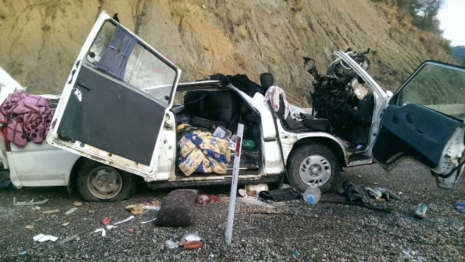 Minibüs TIR'a çarptı: 2 ölü 6 yaralı
