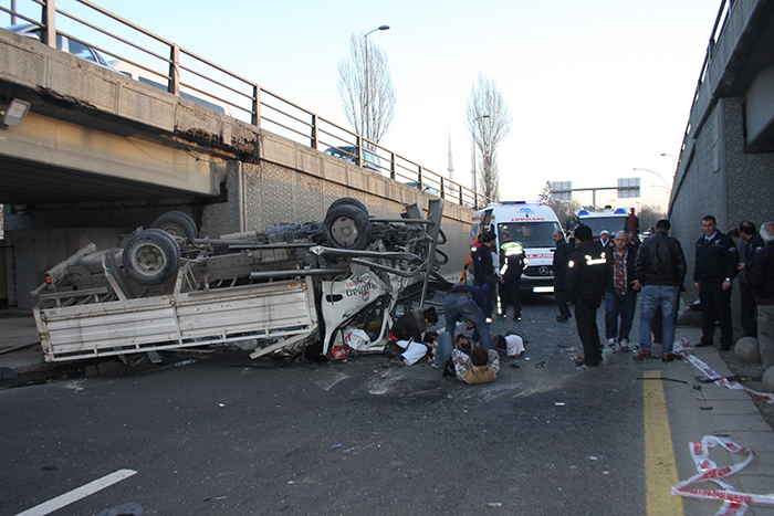 Ankara'da can pazarı kamyon köprüden uçtu: 1 ölü 3 yaralı var