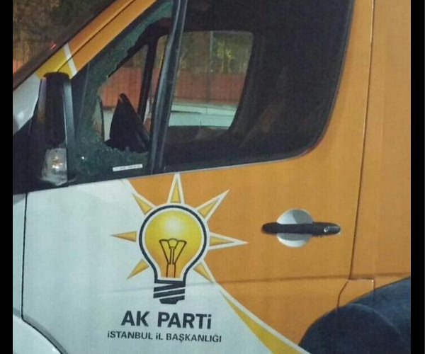 AK Parti aracına saldırı!