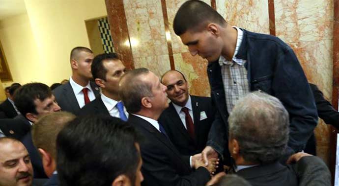 Başbakan Erdoğan'a öyle bir sarıldı ki!