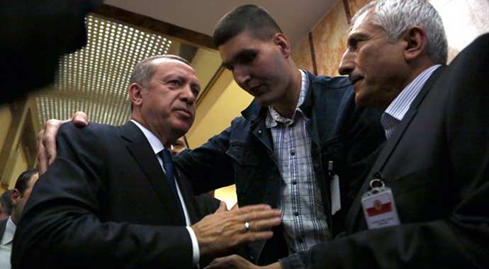 Başbakan Erdoğan'a öyle bir sarıldı ki!