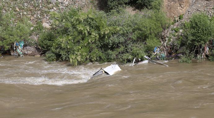 Kamyonet Zap Suyu'na uçtu: 2 kişi kayıp