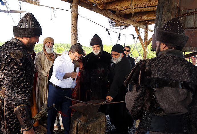 Davutoğlu'ndan 'Diriliş Ertuğrul'a sürpriz ziyaret!