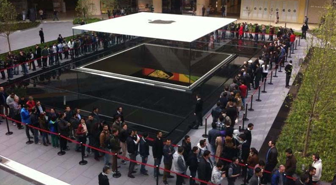 Apple beklenen mağzasını açtı
