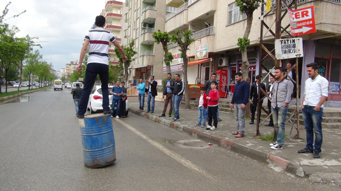 Batman'da garip olay! 50 kişilik büryan için trafiği felç etti