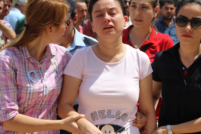 Şehit eşine böyle veda etti, gözyaşları sel oldu!