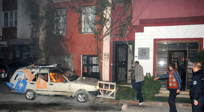 AK Parti bayraklı otomobili ateşe verdiler