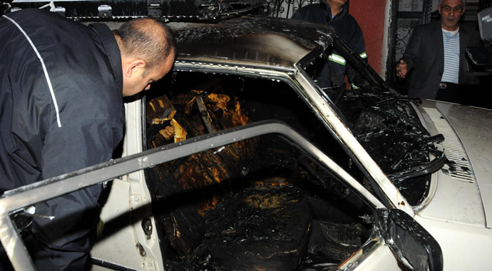 AK Parti bayraklı otomobili ateşe verdiler
