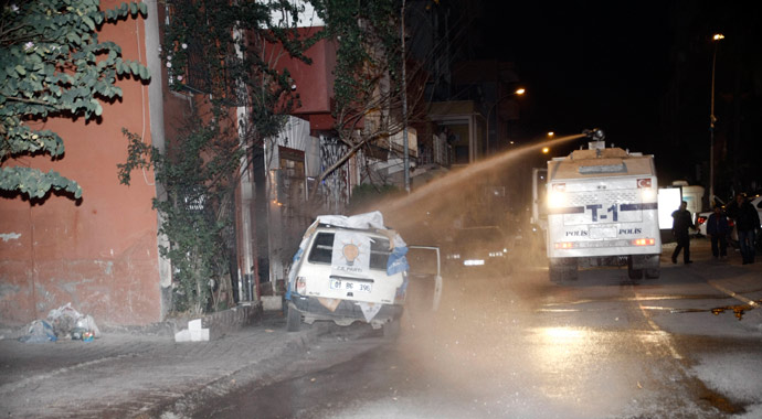 AK Parti bayraklı otomobili ateşe verdiler