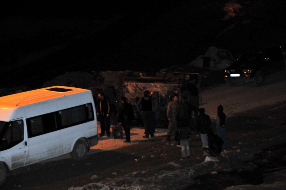 Askeri araç devrildi: 3 asker yaralı