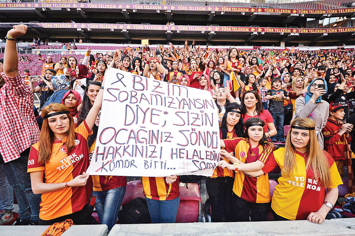 Arena'da Soma hüznü! Sahaya baret kakıp çıktılar...