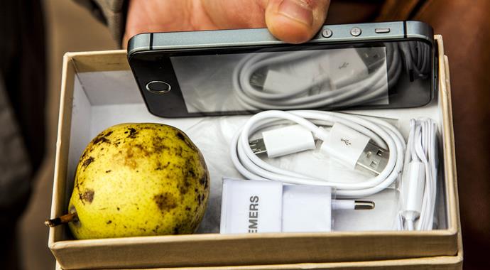 TV'den sipariş verdiği telefonun yerine bakın ne gönderdiler