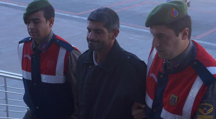 Aşkına karşılık vermeyen kadını mezarlıkta dua ederken öldürdü