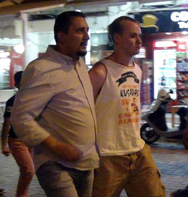 Amerikalı asker Kuşadası'nı birbirine kattı