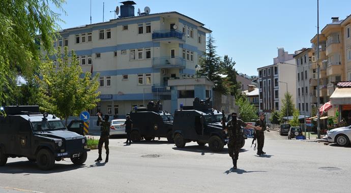 Özel Harekatçılar PKK sloganlarını böyle bastırdı
