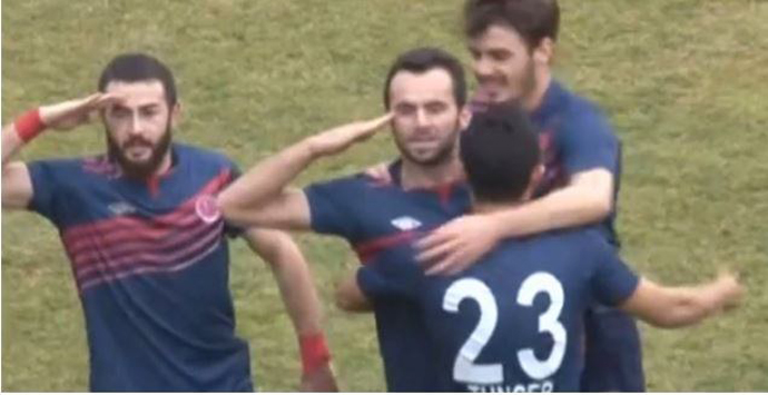 Van'daki futbol maçında asker selamı sahayı karıştırdı